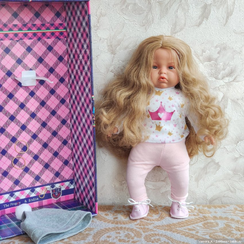 The Preppy&Endisa мягконабивная кукла Мелена, блондинка, 45 см