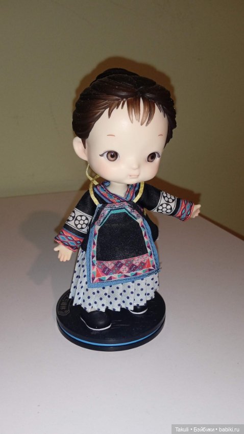 Шарнирная кукла в китайском национальном костюме