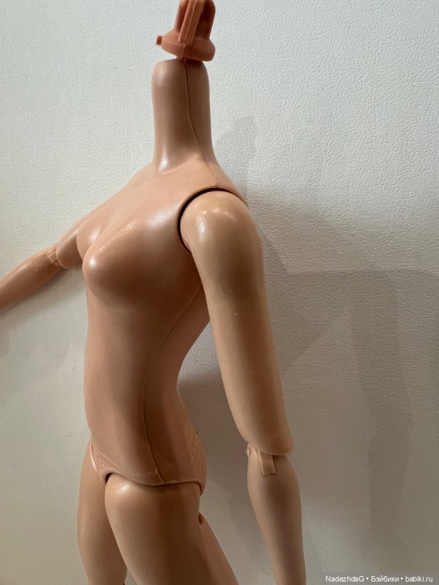 Тело Барби Марго на роликах