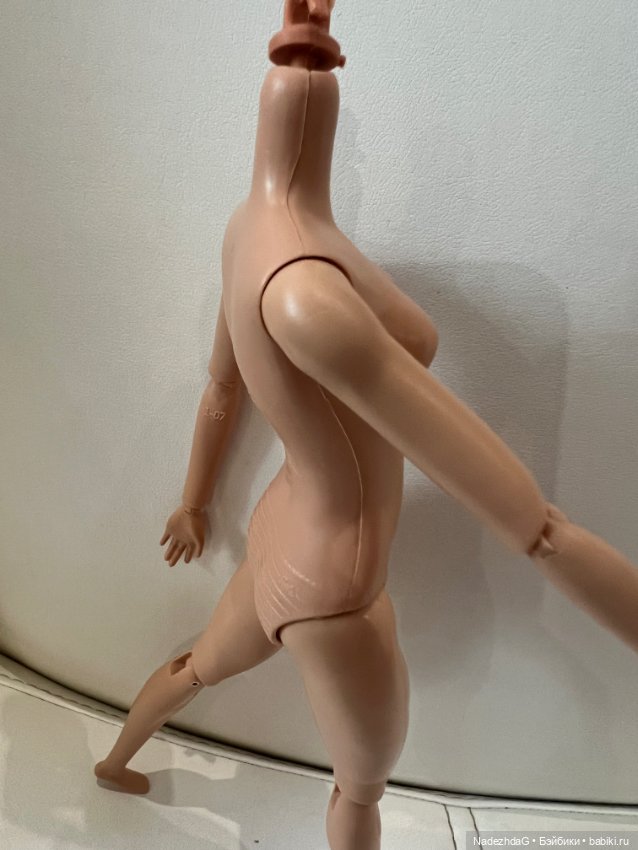 Тело Барби Марго на роликах