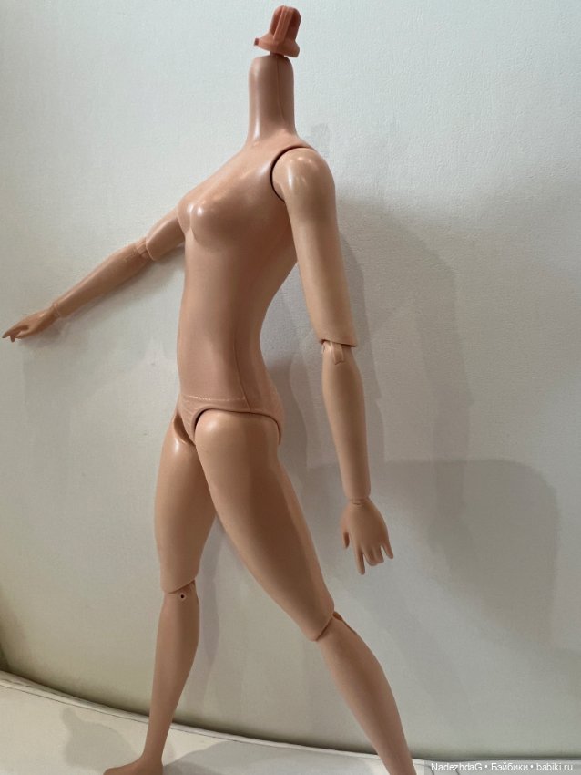 Тело Барби Марго на роликах