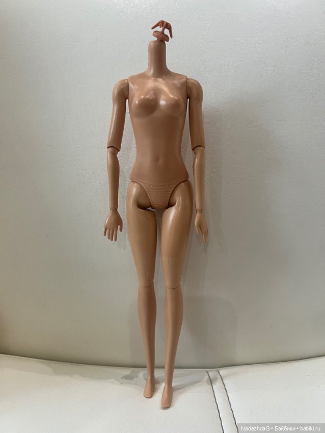 Тело Барби Марго на роликах