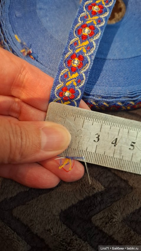 Тесьма с вышивкой вискозным шелком