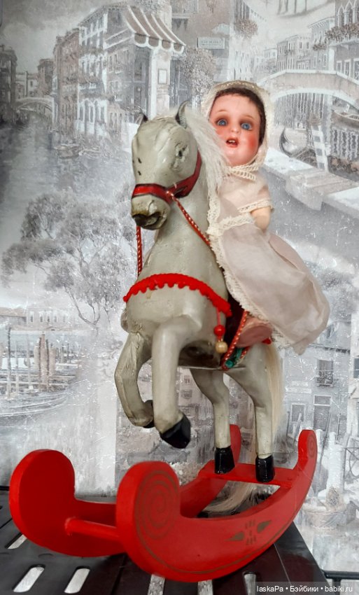 Малышка Heubach Koppelsdorf 300 на лошадке (фото 3)