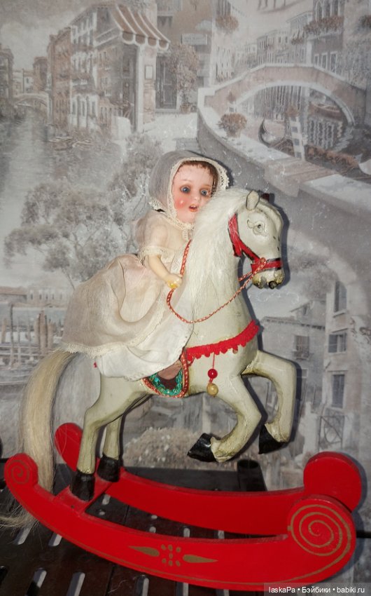 Малышка Heubach Koppelsdorf 300 на лошадке (фото 2)