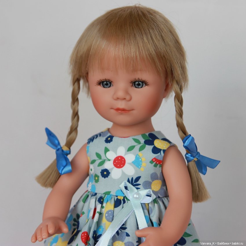 Carmen Gonzalez, кукла Мариетта с косичками, в летнем платье, 34 см (фото 2)