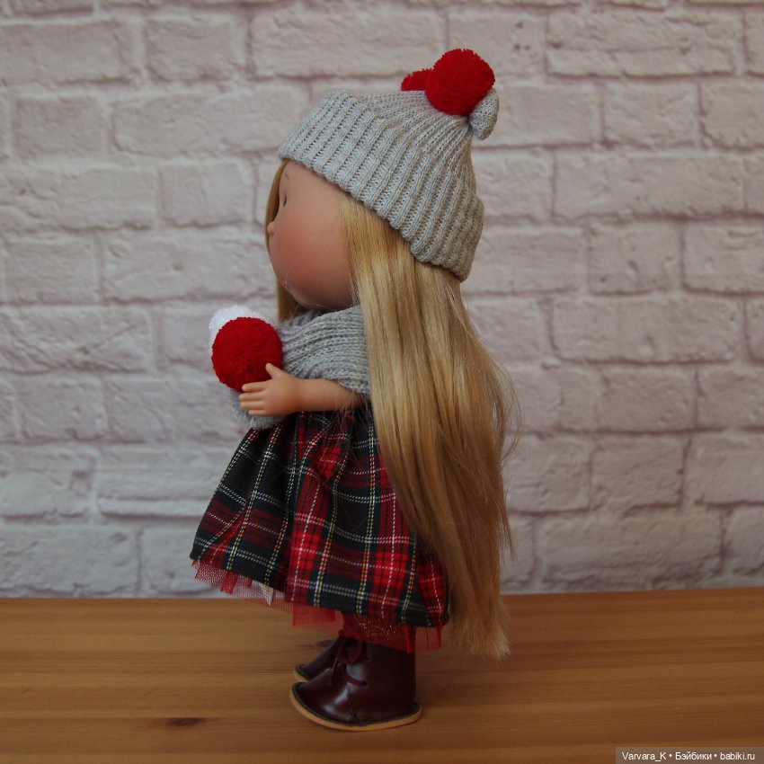 Nines D Onil кукла Мия блондинка, в клетчатом платье , 30 см (фото 4)