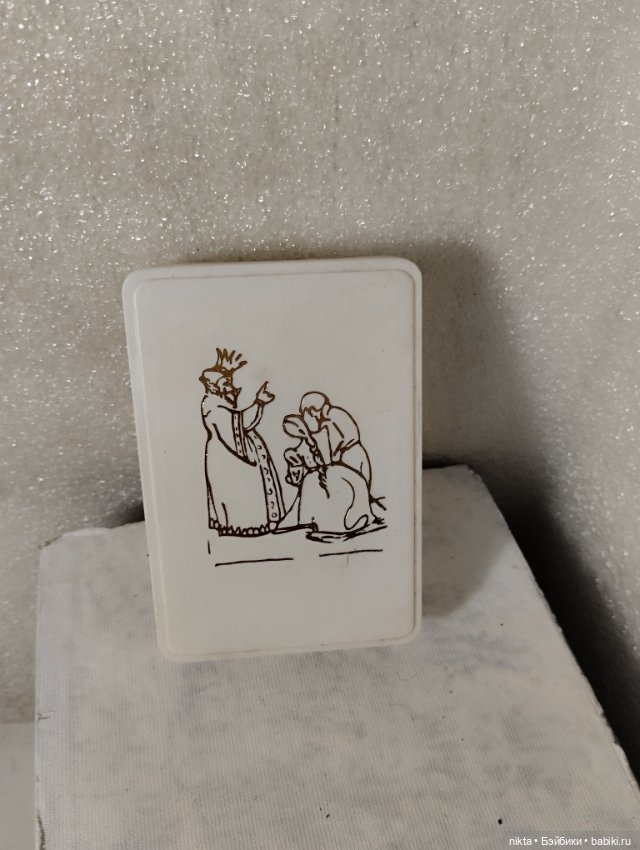 Коробочка для кукольных безделушек со сказочным сюжетом