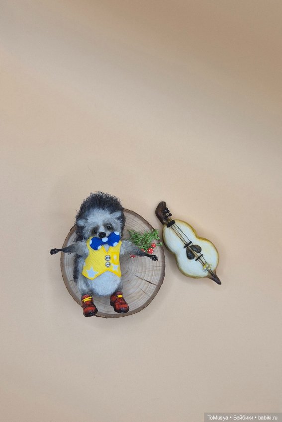 Миниатюрная вязаная игрушка ёжик в ботиночках