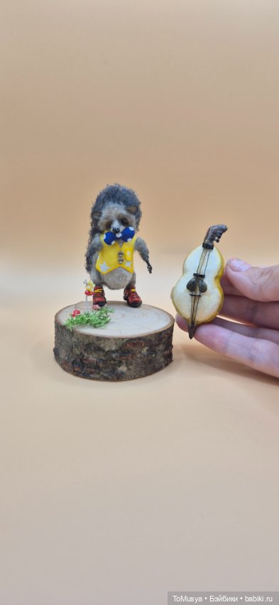 Миниатюрная вязаная игрушка ёжик в ботиночках (фото 4)