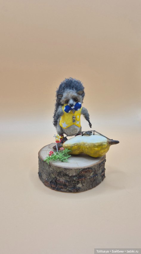 Миниатюрная вязаная игрушка ёжик в ботиночках (фото 3)