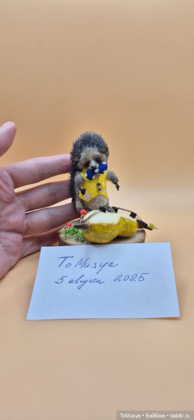 Миниатюрная вязаная игрушка ёжик в ботиночках (фото 7)