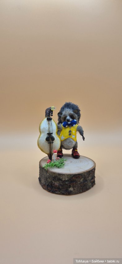 Миниатюрная вязаная игрушка ёжик в ботиночках (фото 6)