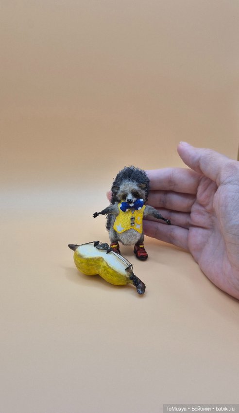 Миниатюрная вязаная игрушка ёжик в ботиночках (фото 5)