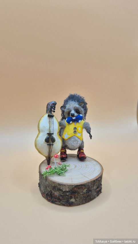 Миниатюрная вязаная игрушка ёжик в ботиночках (фото 2)