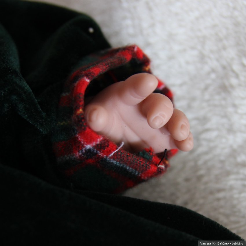 Мягконабивная кукла Rauber Карла в зеленом платье,