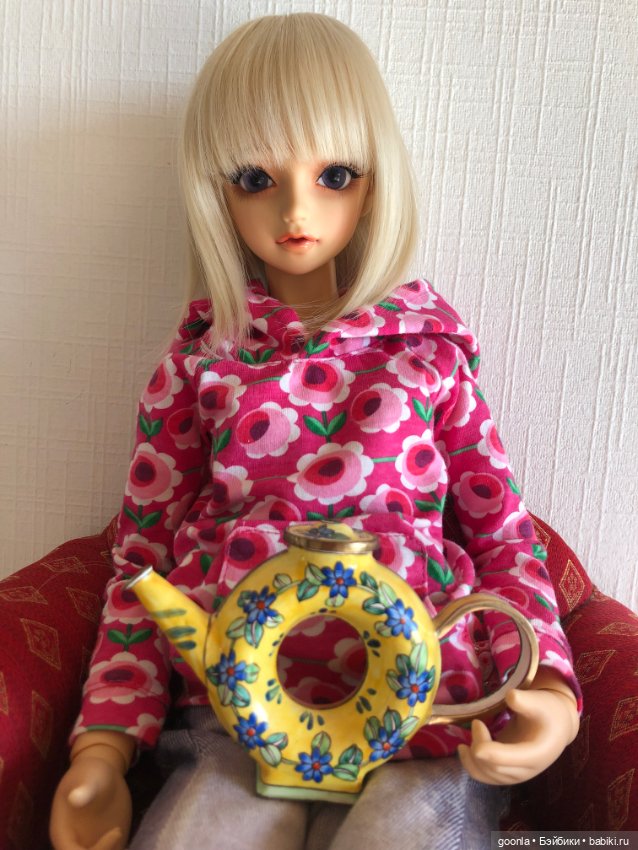 Яркий чайник для больших кукол