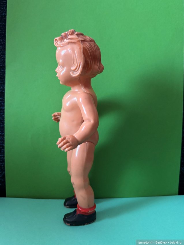 Куколка Milon Gehler с рельефными волосами в красном платье, высота 22 см (фото 5)