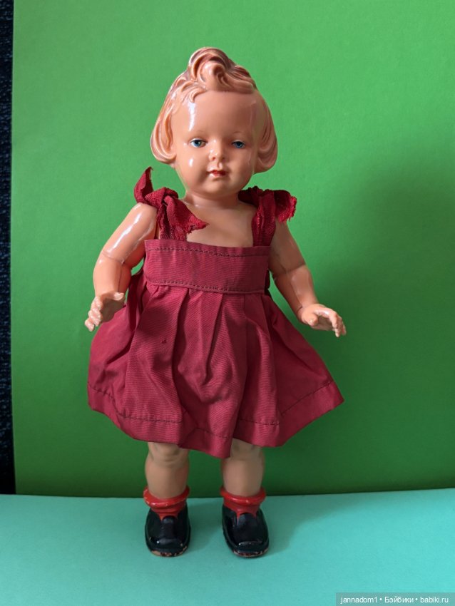 Куколка Milon Gehler с рельефными волосами в красном платье, высота 22 см