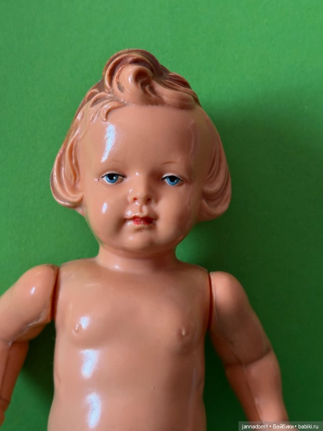 Куколка Milon Gehler с рельефными волосами в красном платье, высота 22 см (фото 8)