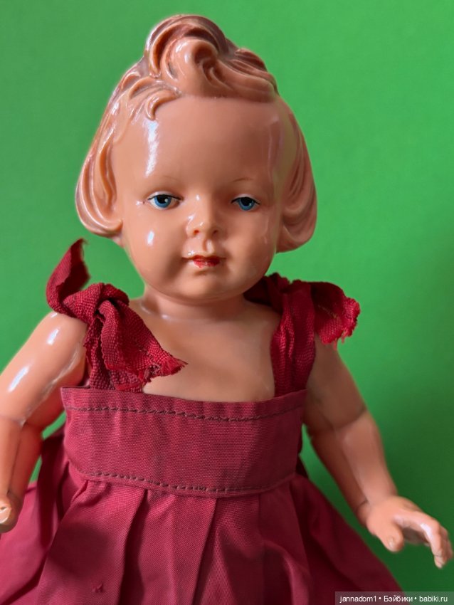Куколка Milon Gehler с рельефными волосами в красном платье, высота 22 см (фото 2)