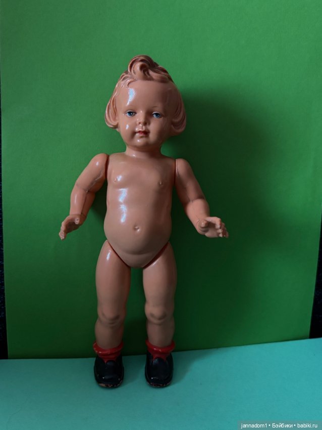 Куколка Milon Gehler с рельефными волосами в красном платье, высота 22 см (фото 4)