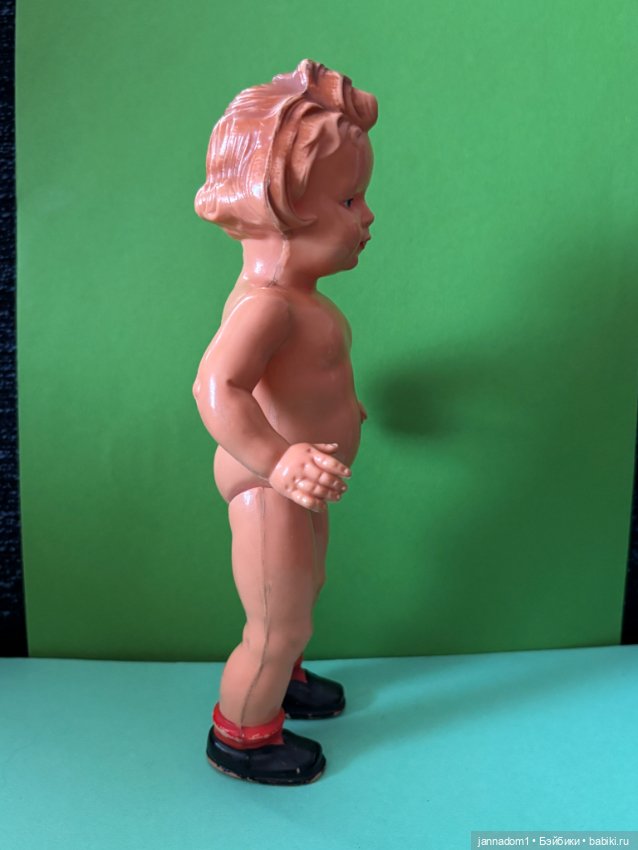 Куколка Milon Gehler с рельефными волосами в красном платье, высота 22 см (фото 7)