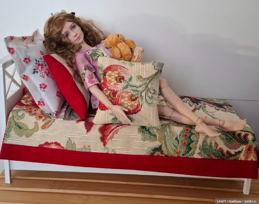 Кроватка с матрацем и постельный бельём