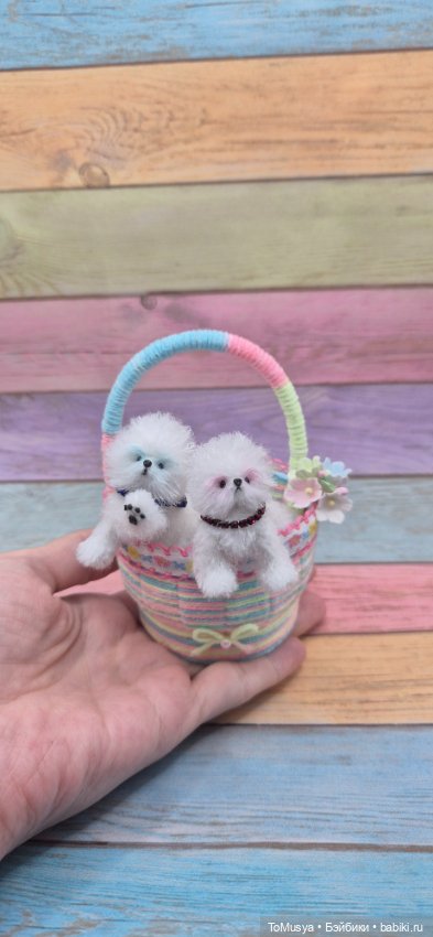 Миниатюрная вязаная игрушка бишончики с корзинкой и сумкой-переноской (фото 3)