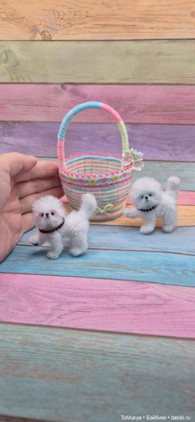 Миниатюрная вязаная игрушка бишончики с корзинкой и сумкой-переноской