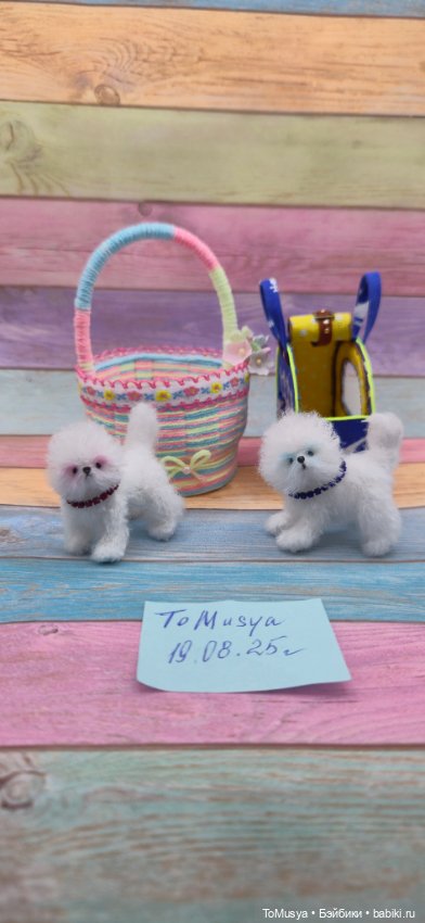 Миниатюрная вязаная игрушка бишончики с корзинкой и сумкой-переноской (фото 4)