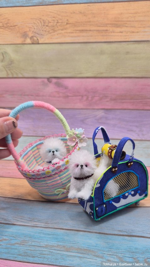 Миниатюрная вязаная игрушка бишончики с корзинкой и сумкой-переноской (фото 2)