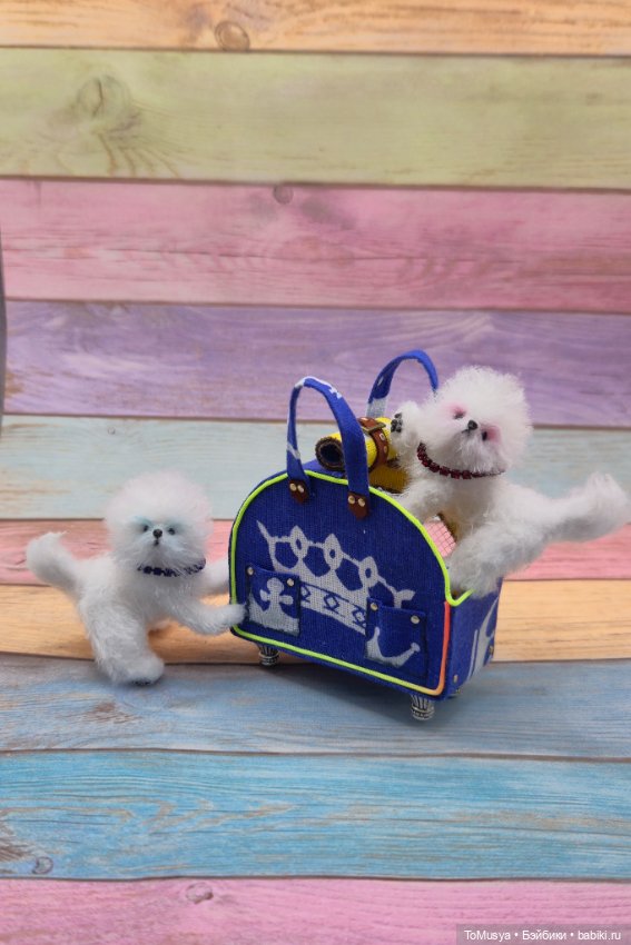Миниатюрная вязаная игрушка бишончики с корзинкой и сумкой-переноской (фото 6)