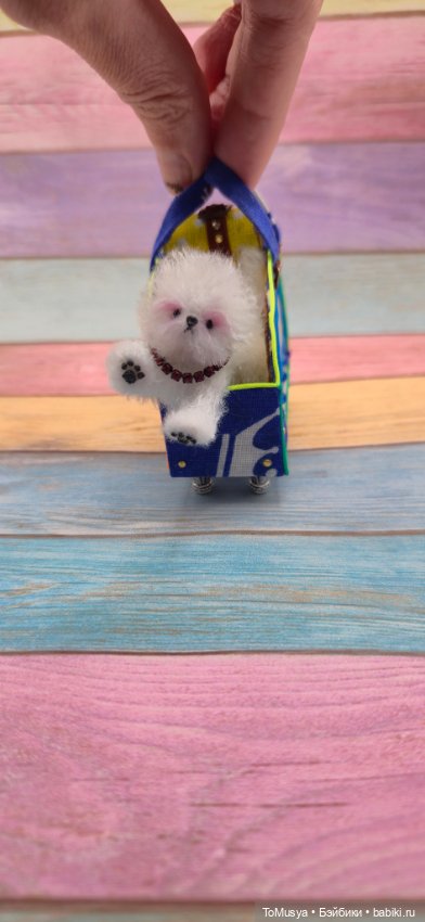 Миниатюрная вязаная игрушка бишончики с корзинкой и сумкой-переноской (фото 5)