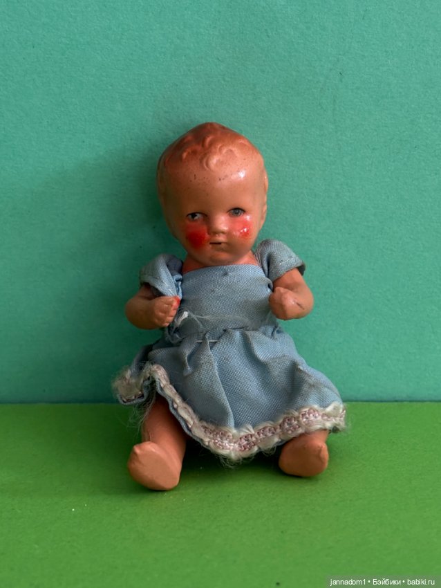 Керамический пупсик Hertwig с рельефными волосами, высота 9 см