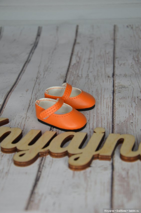 Оранжевые фирменные туфли Паола Рейна