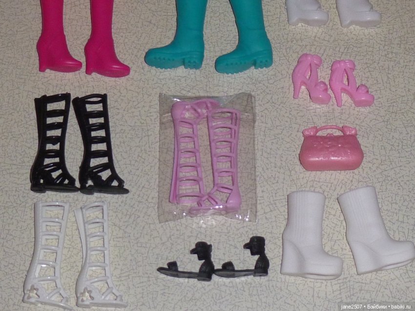 Лот обуви для Барби с разными типами стоп - сапоги, босоножки - всё новое (фото 3)