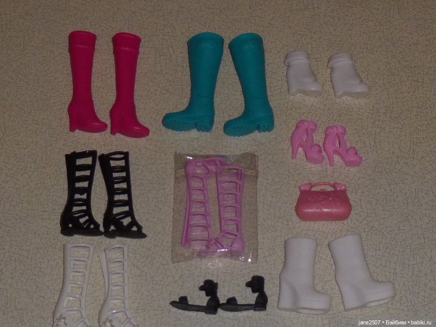 Лот обуви для Барби с разными типами стоп - сапоги, босоножки - всё новое (фото 4)