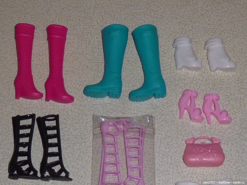 Лот обуви для Барби с разными типами стоп - сапоги, босоножки - всё новое (фото 2)