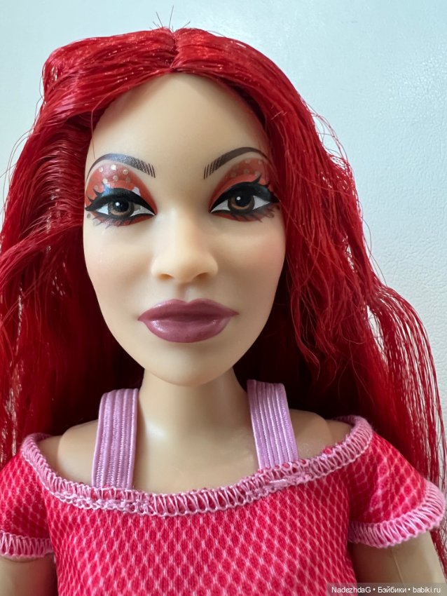 Голова красной королевы на теле Барби йоги