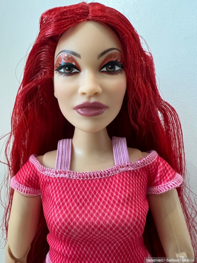 Голова красной королевы на теле Барби йоги