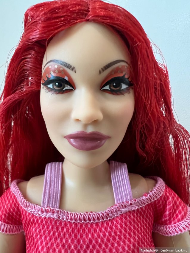 Голова красной королевы на теле Барби йоги (фото 3)