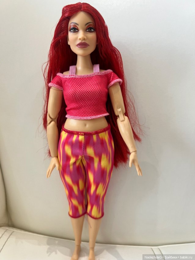 Голова красной королевы на теле Барби йоги