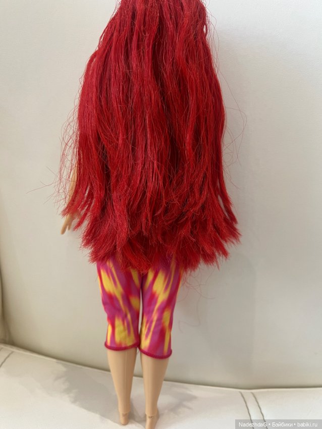 Голова красной королевы на теле Барби йоги