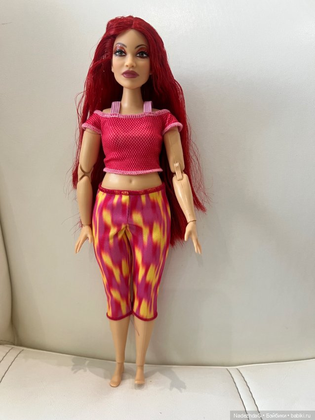 Голова красной королевы на теле Барби йоги