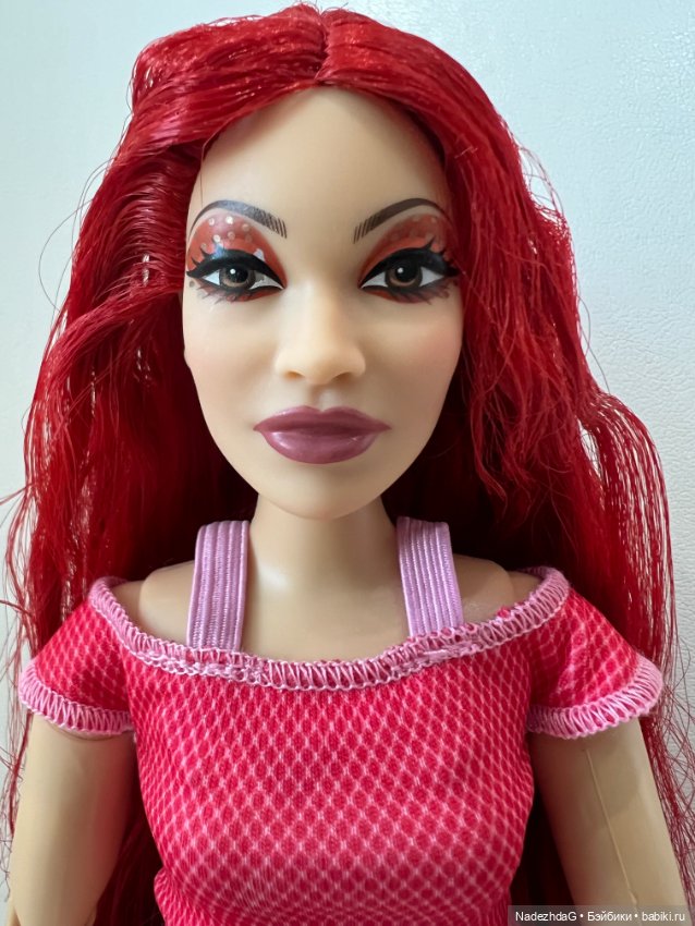 Голова красной королевы на теле Барби йоги