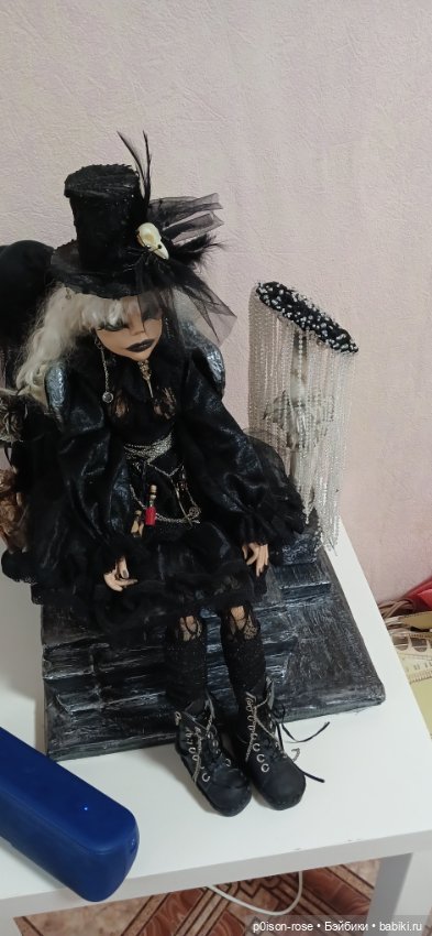 Авторская кукла готичная Алиса в тёмном зазеркалье (фото 3)