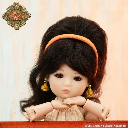 Аутфит, парик, сумочка от мини Тен Пинг от Руби Ред 20 см