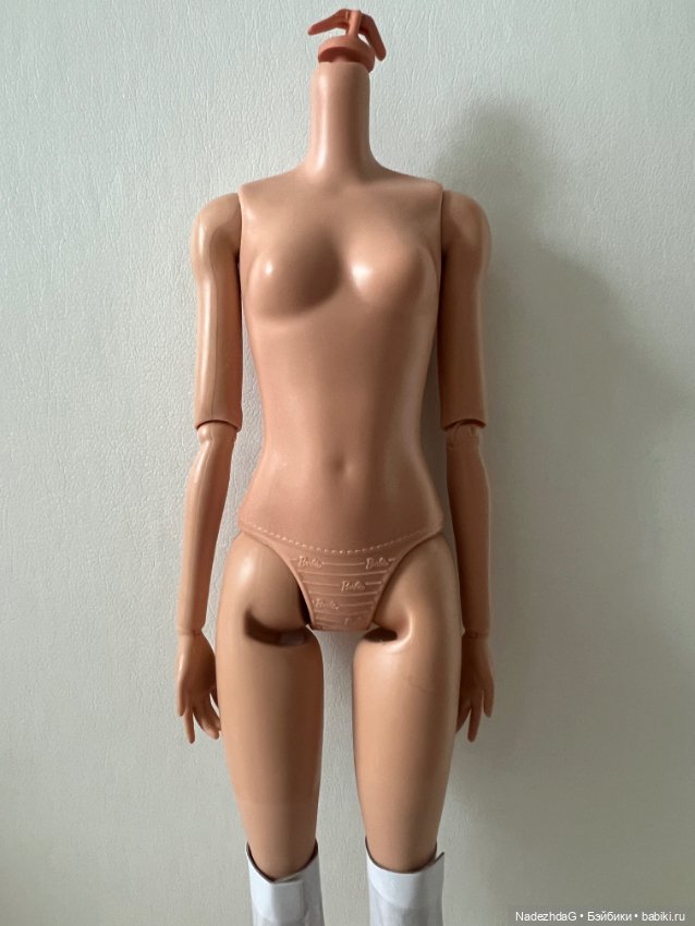 Тело Барби Марго в красном комбинезоне (фото 3)