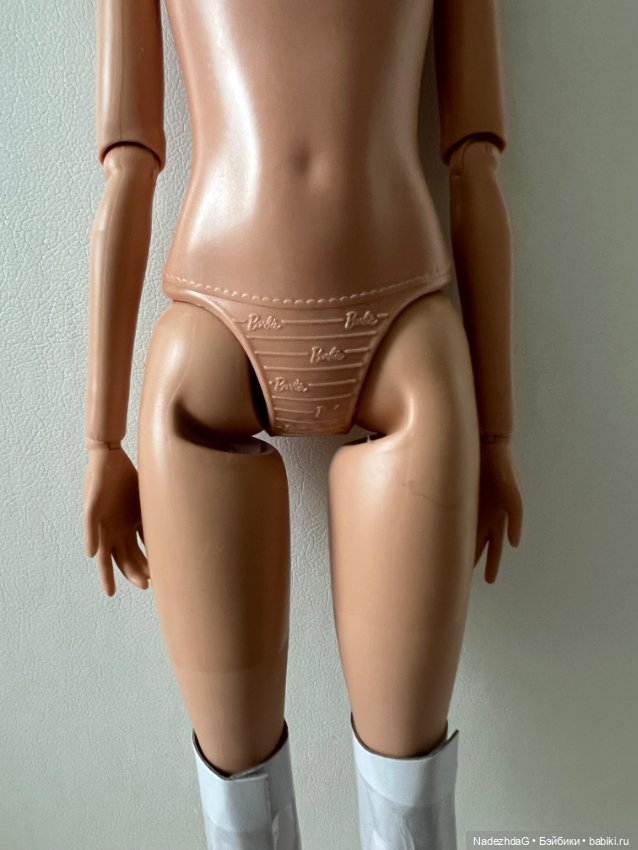 Тело Барби Марго в красном комбинезоне (фото 4)